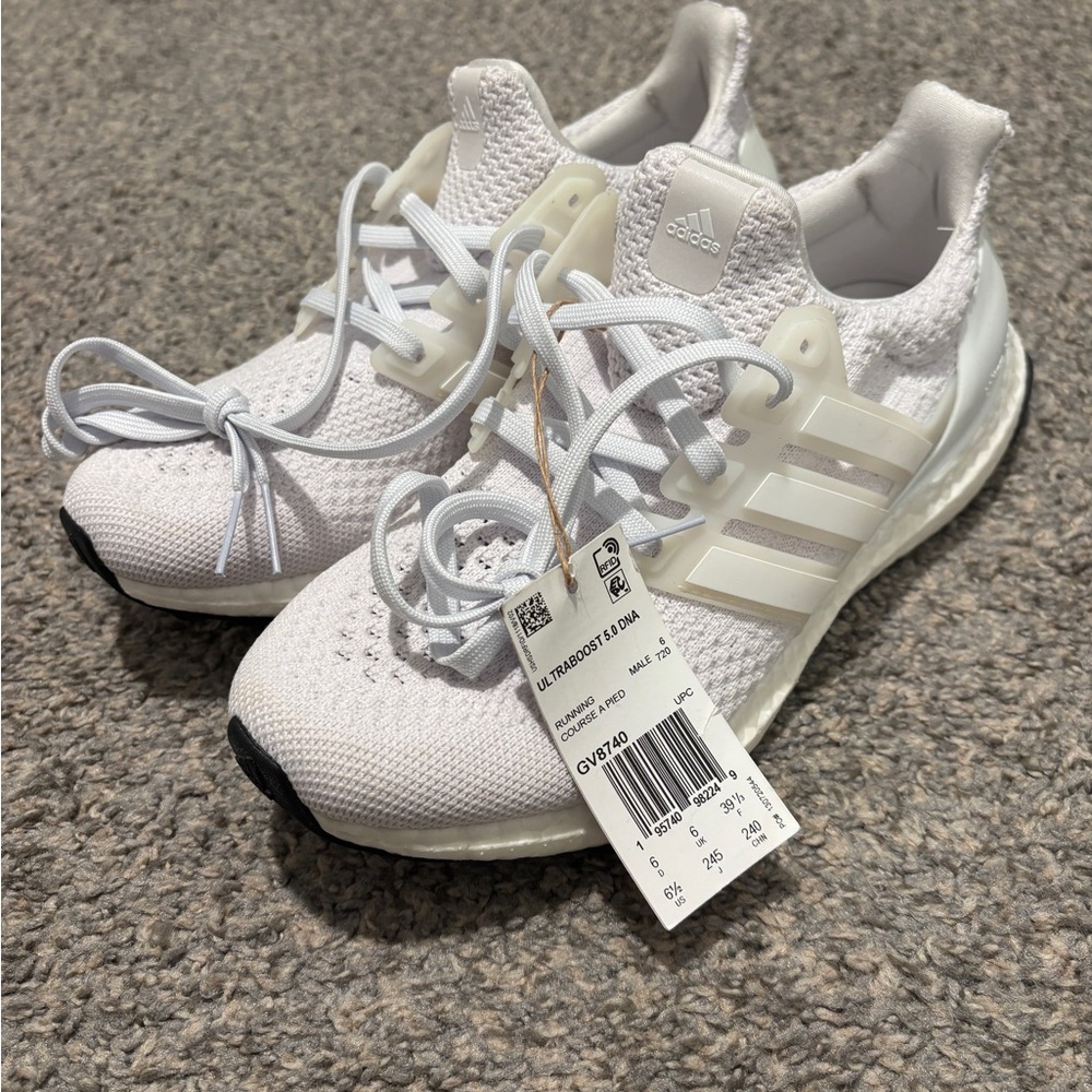 NWT Adidas UltraBOOST 5.0 DNA Sneakers in Light Gray/White